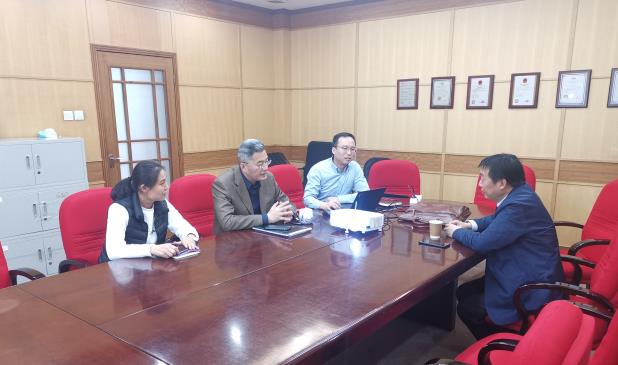 宠工委邓荣臻秘书长应邀到我中心调研交流